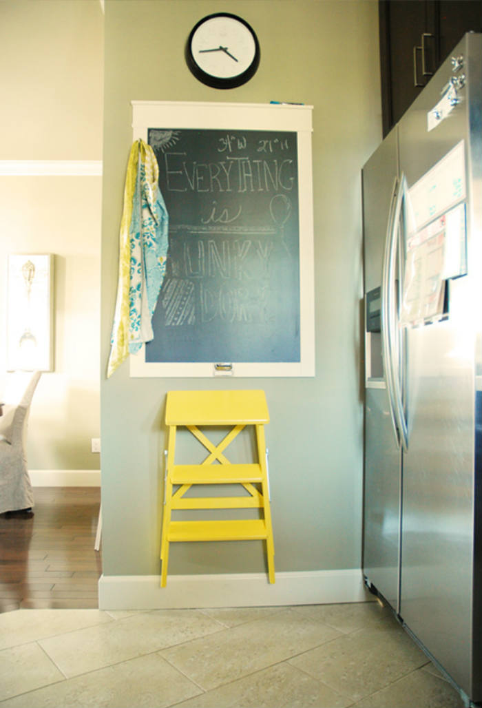 Το κίτρινο σκαλί-σκαμπώ προσθέτει χρώμα, ενώ ταυτόχρονα είναι πρακτικό.