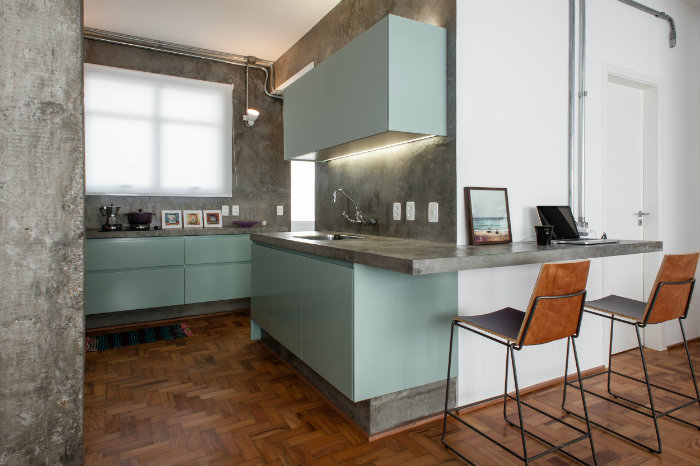 Βιομηχανική κουζίνα με έντονη προσωπικότητα σε ελάχιστα τετραγωνικά.