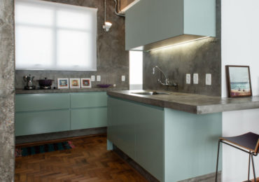 Βιομηχανική κουζίνα με έντονη προσωπικότητα σε ελάχιστα τετραγωνικά.