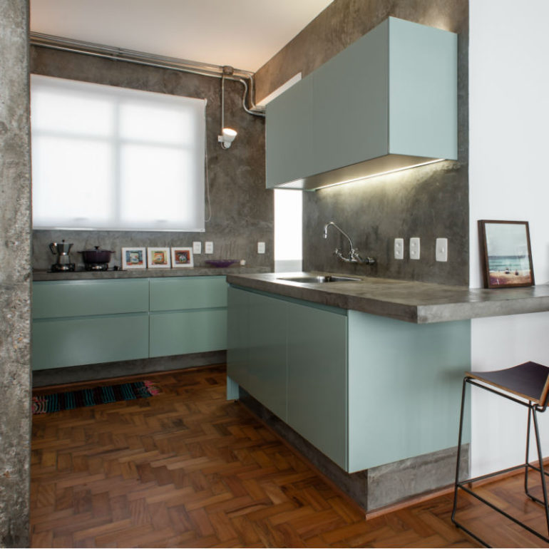 Βιομηχανική κουζίνα με έντονη προσωπικότητα σε ελάχιστα τετραγωνικά.