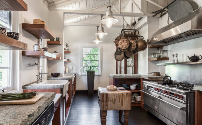 Βιομηχανική κουζίνα με μείξεις μετάλλου και ξύλου.