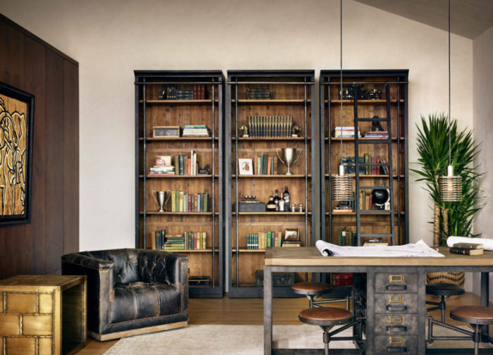 Βιομηχανικό γραφείο με πολλές αντίκες.