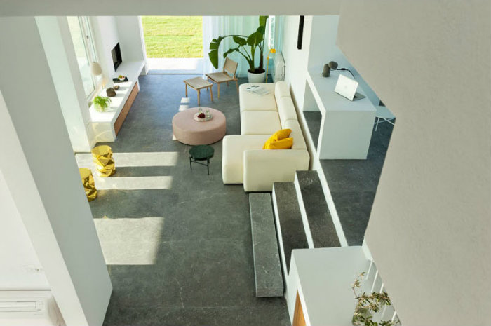 Όψη του σαλονιού από τον όροφο των υπνοδωματίων.