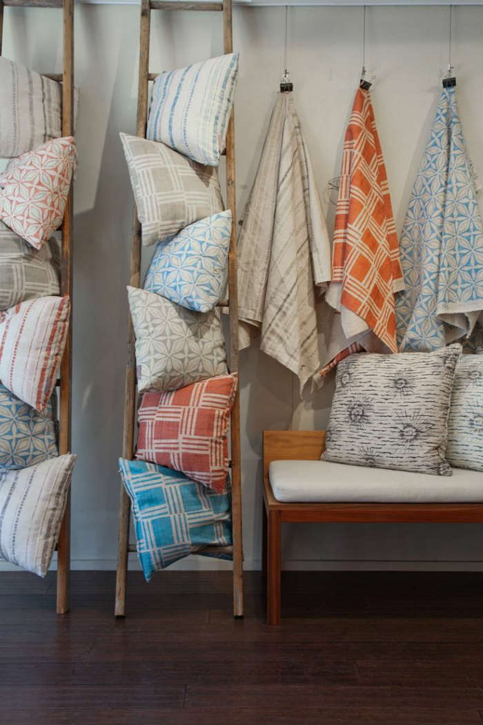 Μια σκάλα διακόσμησης μπορεί πολύ άνετα να φιλοξενήσει τα μαξιλάρια σου.