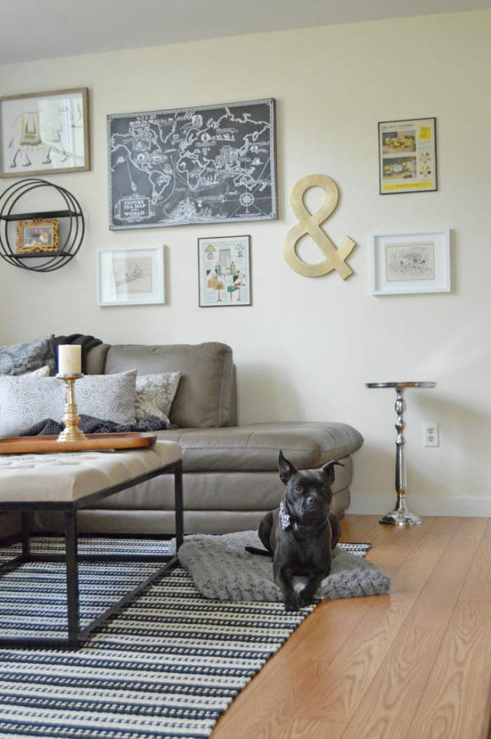 O καναπές βρίσκεται σε κοντινή απόσταση με την τραπεζαρία για άνετη επικοινωνία.