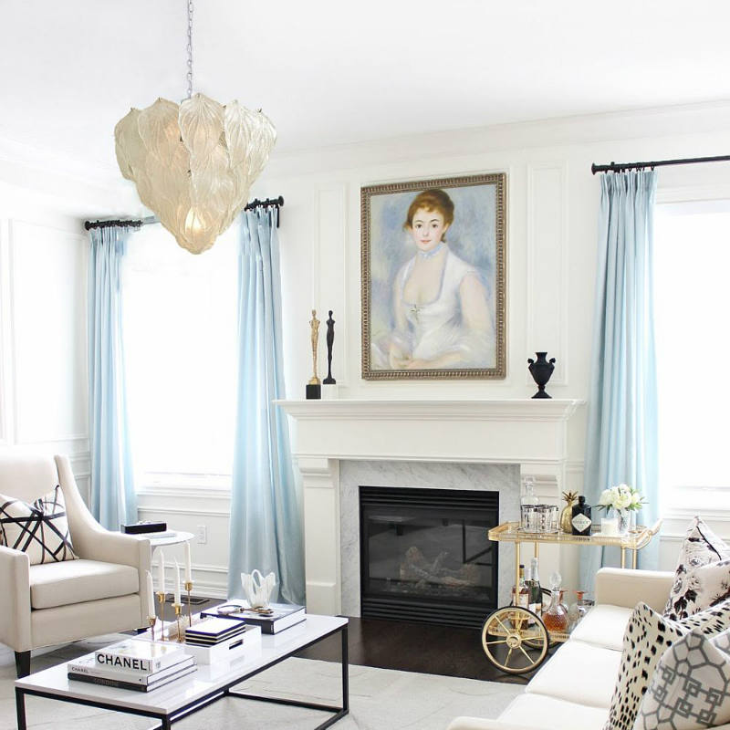 Γαλάζιες κουρτίνες σε εκπληκτικό ανοιχτόχρωμο σαλόνι.
