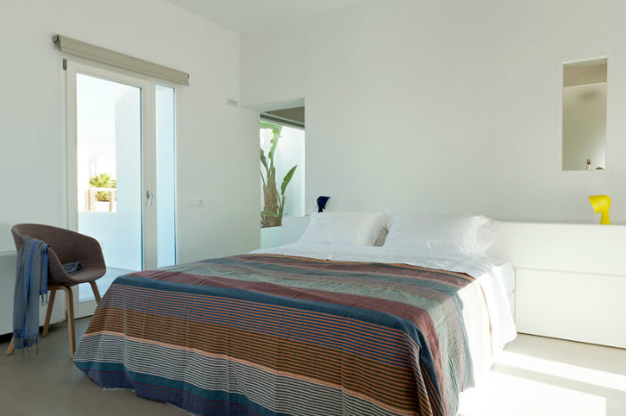 Η κρεβατοκάμαρα έχει αντί για παραδοσιακό κεφαλάρι, αποθηκευτικό χώρο που χρησιμεύει και ως κομοδίνο.