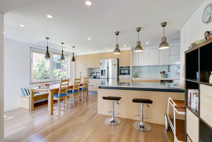 Μοντέρνα κουζίνα και τραπεζαρία.