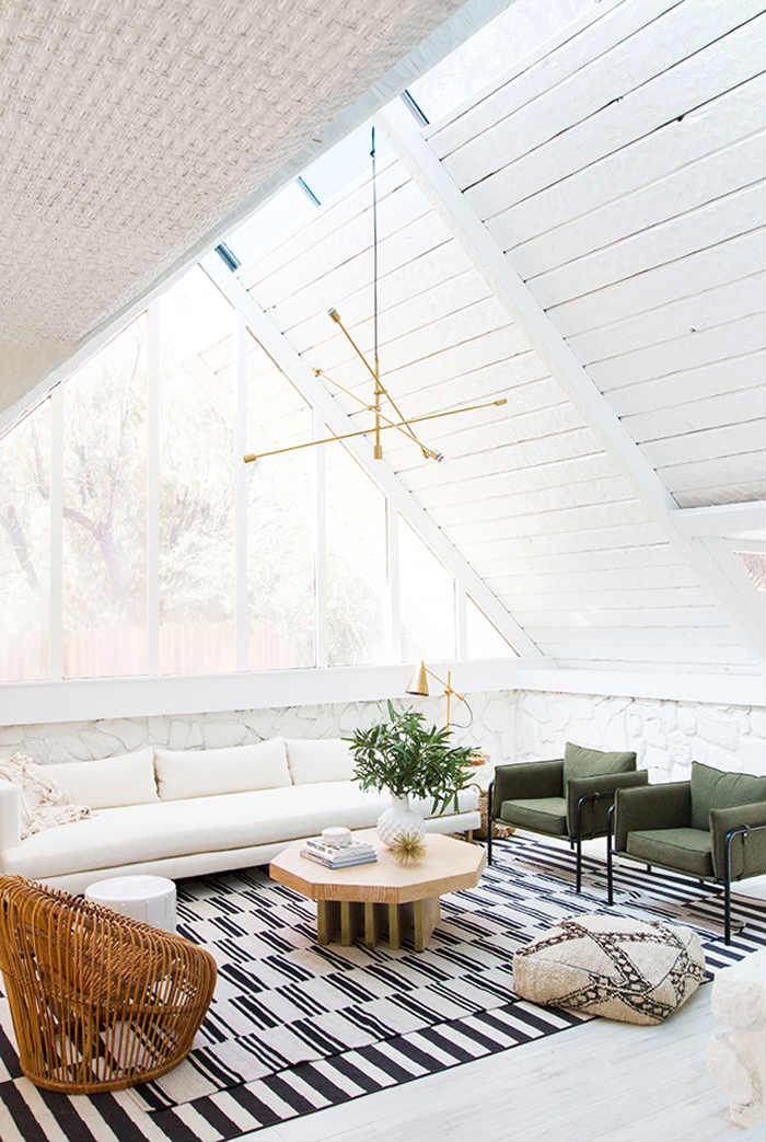 Ένας εκλεκτικός πολυέλαιος, καθιστά περιττό το να διακοσμήσεις ένα δωμάτιο με πολλούς πίνακες και κάδρα. Λίγα και καλά.