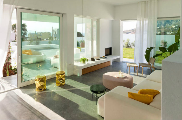 Μοντέρνο λευκό σαλόνι με ματ μάρμαρο.