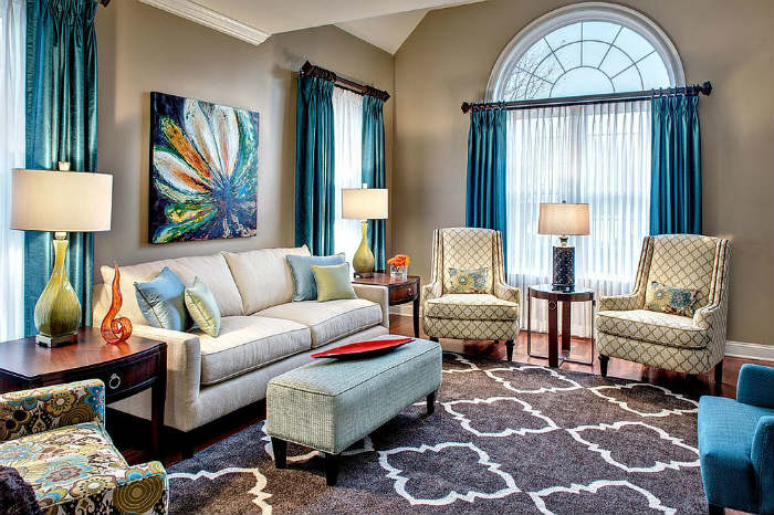 Ουδέτερο χρωματικά δωμάτιο με γαλαζοπράσινες γυαλιστερές κουρτίνες.