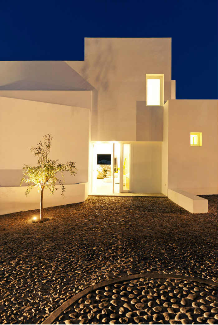 Η πρόσοψη του σπιτιού το βράδυ.