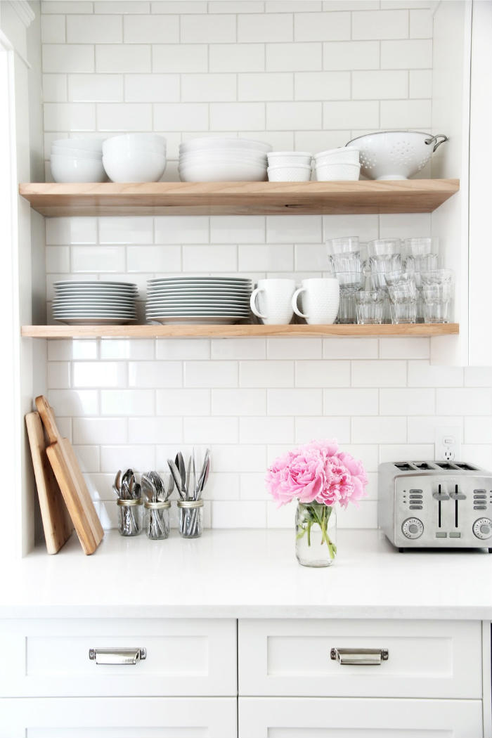 Πανέμορφη κουζίνα με ράφια αντί για ντουλάπια!