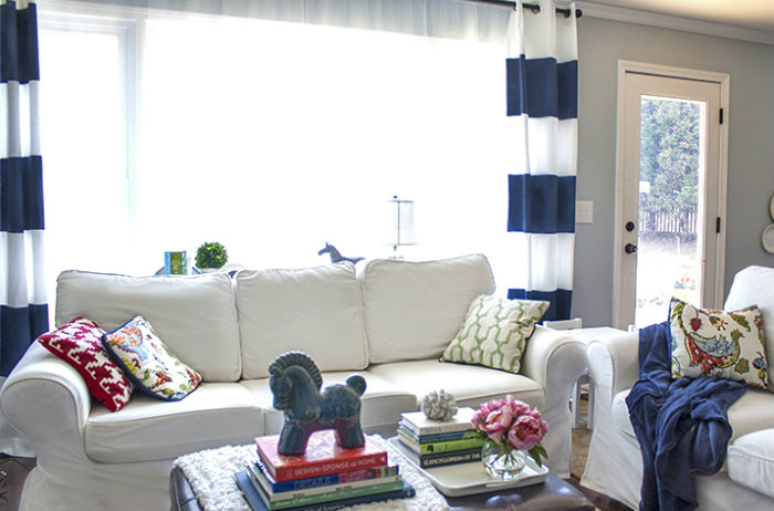 Μπορείς πάντα να βάψεις ρίγες στην κουρτίνα σου με ειδική (και οικονομική) μπογιά, από κατάστημα με είδη χόμπι.