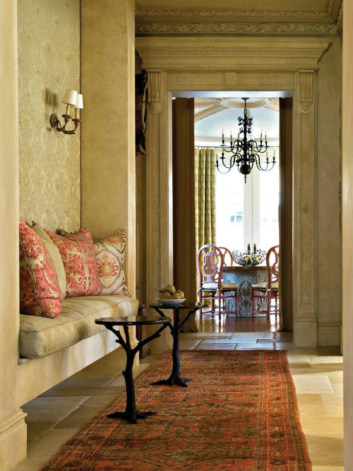 Στην ομορφότερη φωτογραφίας μας αυτός ο χτιστός πάγκος βρίσκεται μεταξύ εισόδου και τραπεζαρίας.