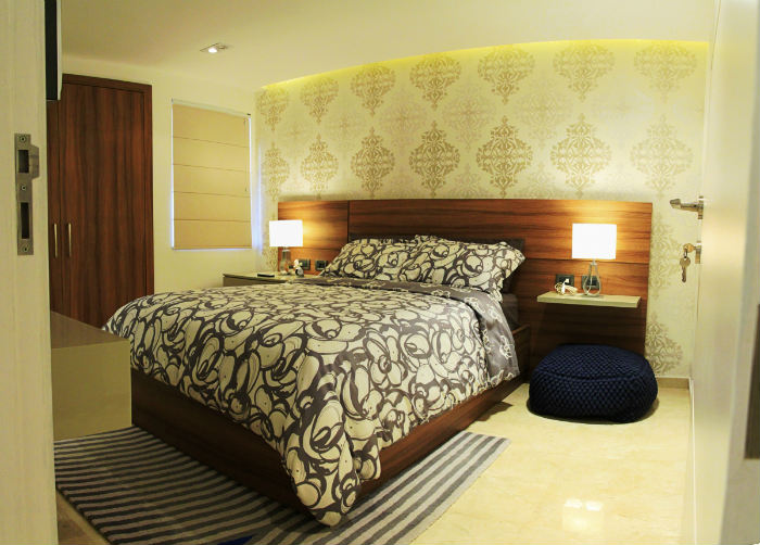 Κρεβατοκάμαρα με ταπετσαρία με μοτίβο.