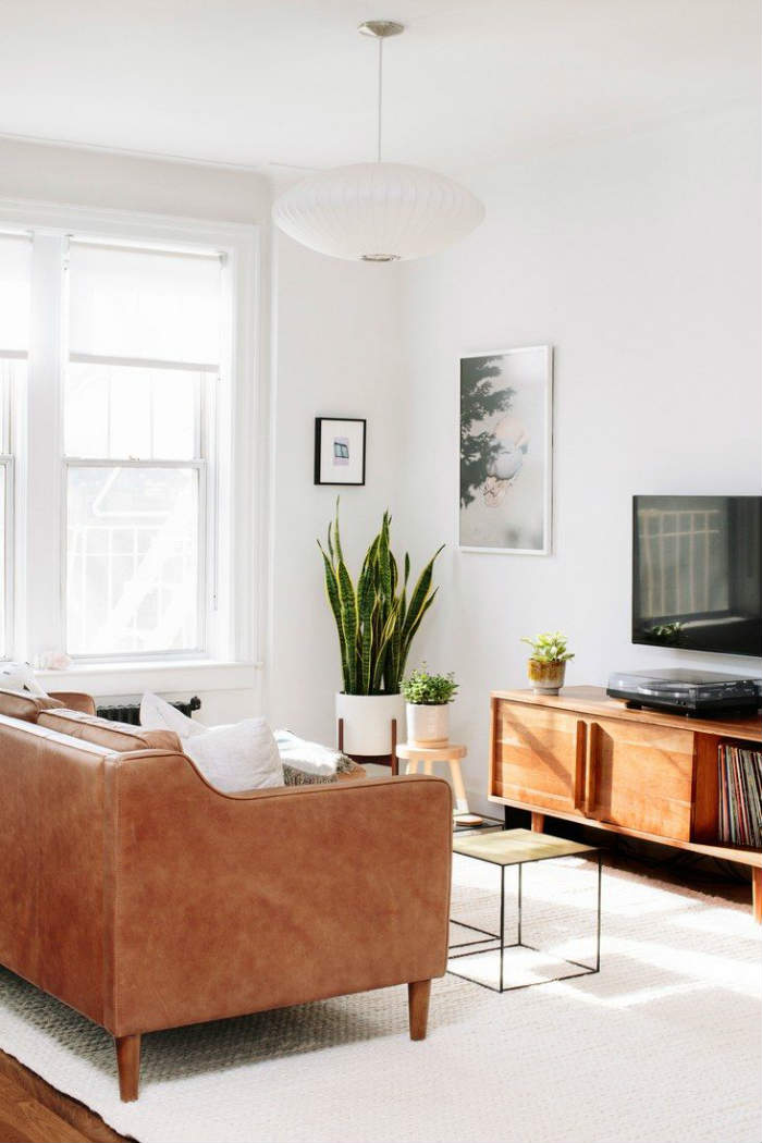 Τα κρεμαστά φωτιστικά σε λευκό χρώμα καμουφλάρονται όταν βρίσκονται με φόντο άσπρους τοίχους.