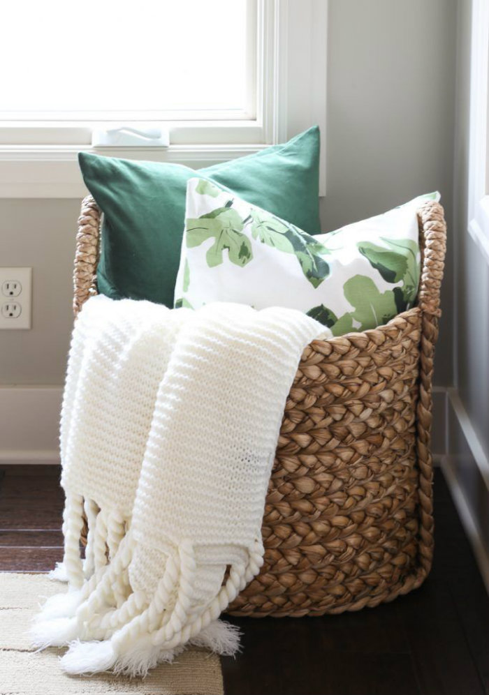 Ένα ψάθινο καλάθι μπορεί να σου λύσει τα χέρια ως προς τον αποθηκευτικό χώρο.