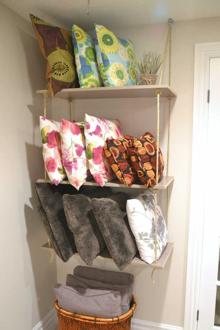Μπορείς πάντα να αποθηκεύσεις τα μαξιλάρια διακόσμησης σε ράφια.