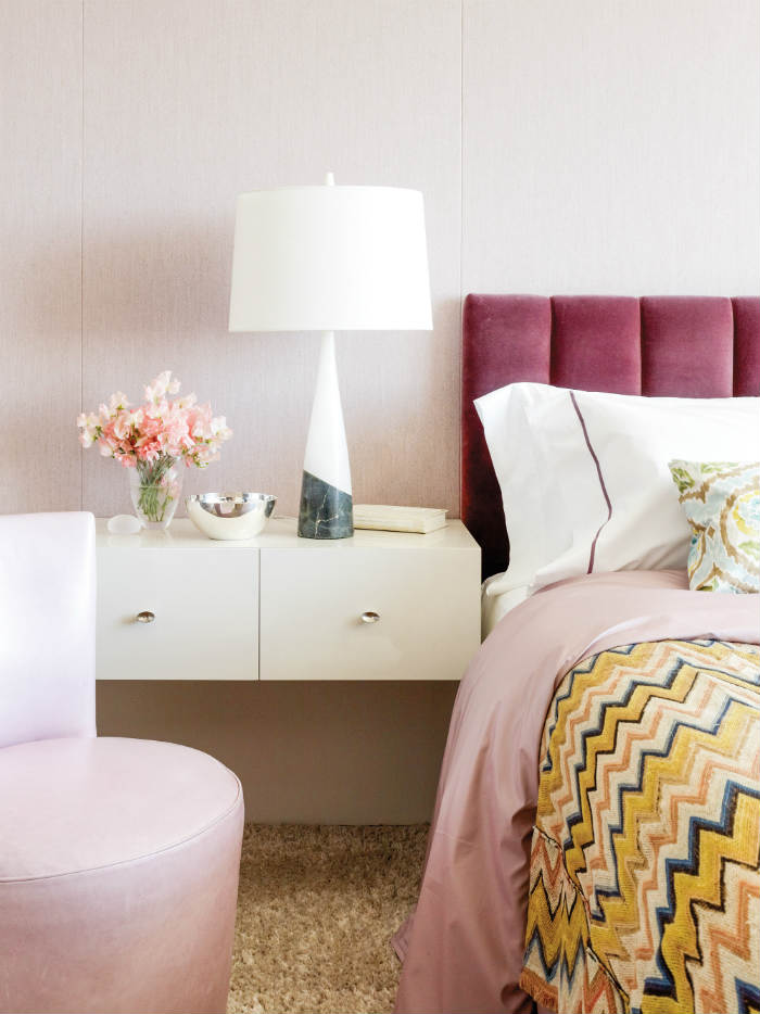 Άλλο ένα κεφαλάρι ανάμεσα σε απόχρωση του hot pink.