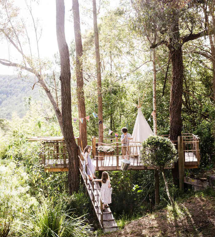 Το ντεκ περιμένει τα παιδιά για παιχνίδι κάθε μέρα.