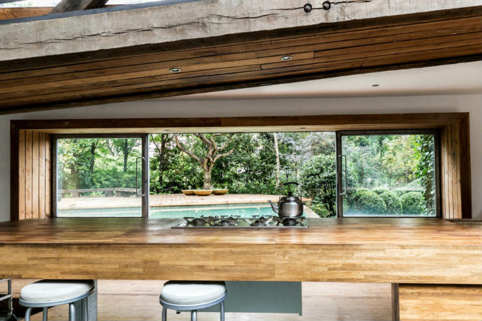 Από το δεύτερο επίπεδο της κουζίνας στον χώρο του μπαρ, έχεις θέα στην πισίνα.