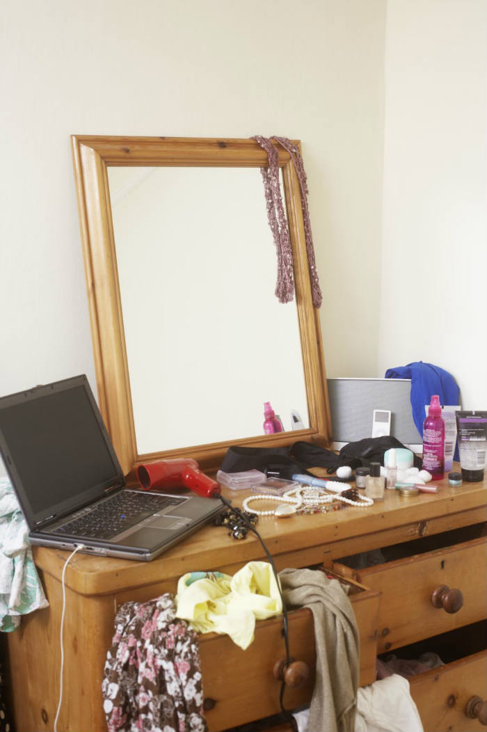 Το υπνοδωμάτιο πολλές φορές καταλήγει χώρος αποθήκευσης.