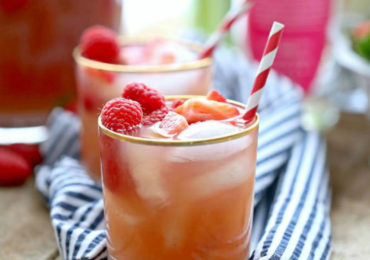 Σανγκρία με αχλάδι, ρόδι και μπράντι.