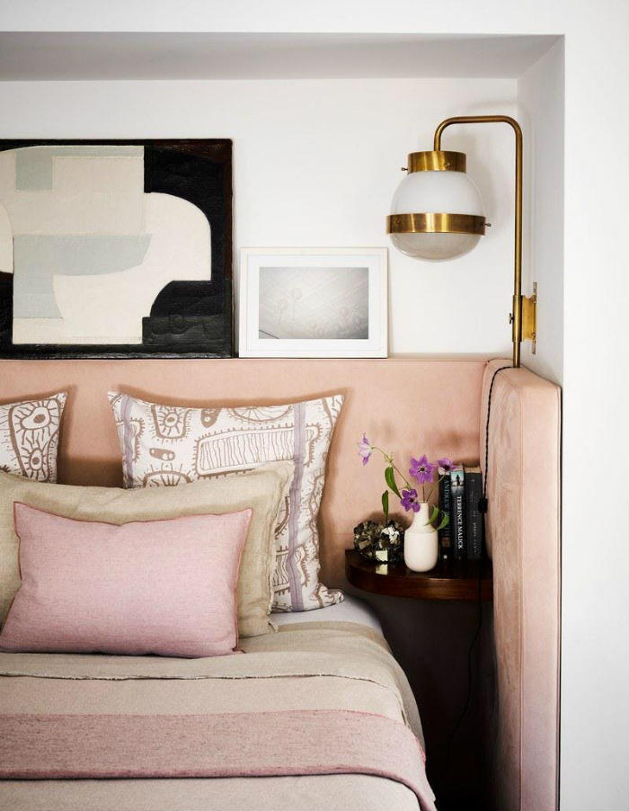 Σέξι κεφαλάρι που αγκαλιάζει το κρεβάτι και το κομοδίνο!