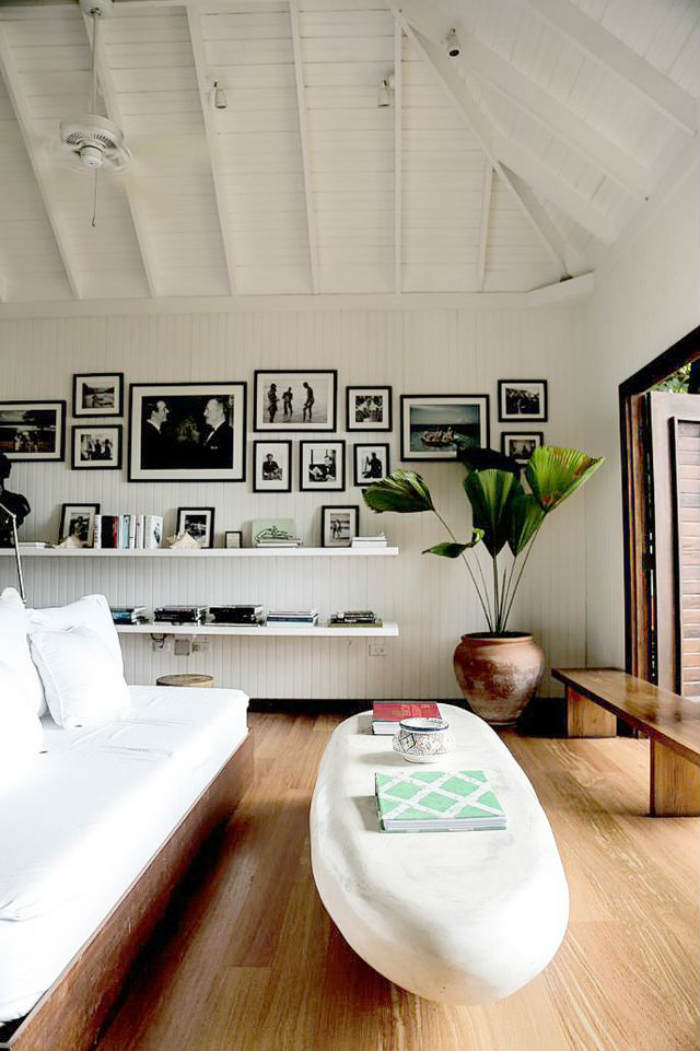 Ράφι στο χρώμα του τοίχου.