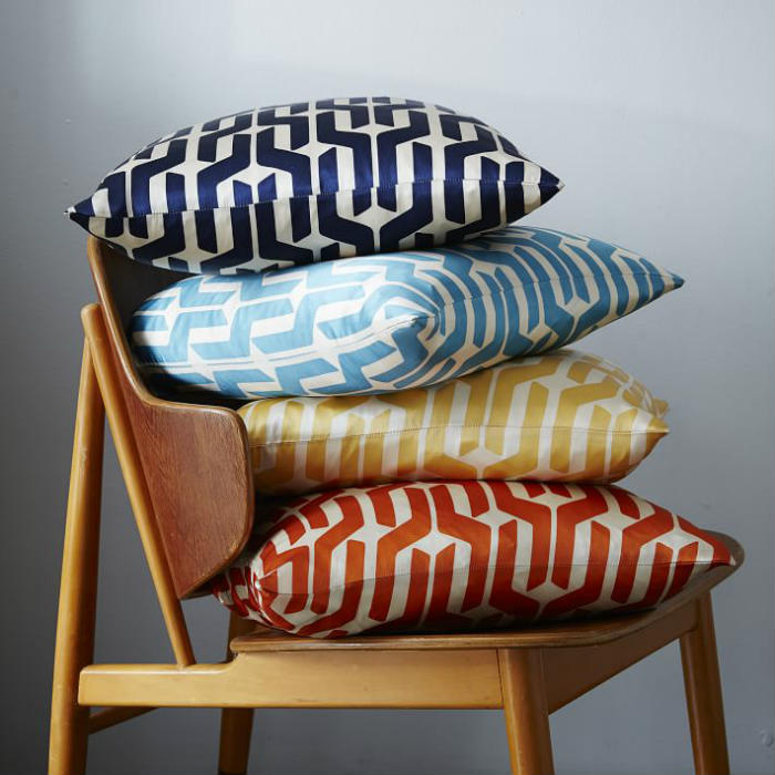Αποθηκευτικός χώρος για μαξιλάρια διακόσμησης, στοιβάζοντας τα σε καρέκλα.