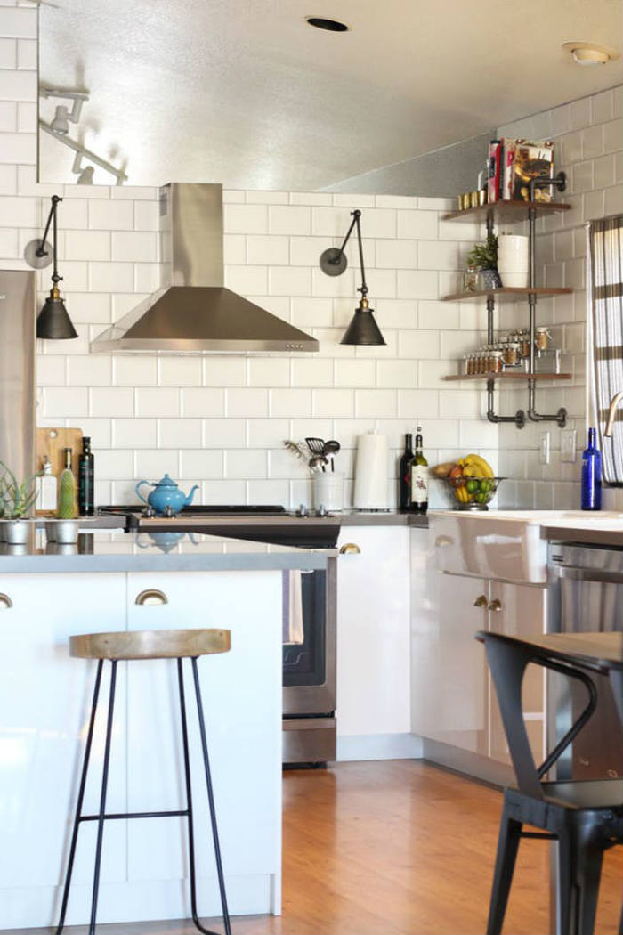 Μοντέρνα κουζίνα με βιομηχανικά ράφια.