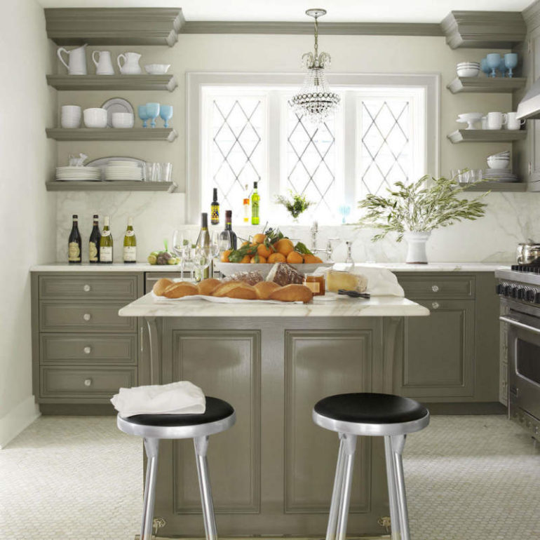 Μικρή κουζίνα με ράφια.