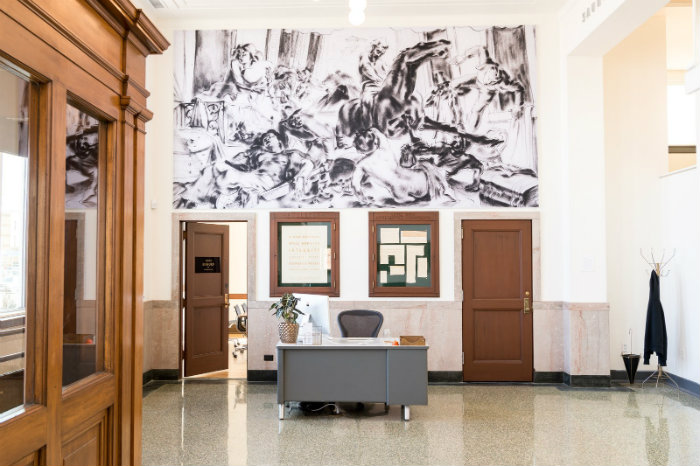 Η Mobelux διέσωσε ένα αμφισβητούμενης καλλιτεχνικής αξίας έργο. Βρήκαν μια υψηλής ανάλυσης φωτογραφία και το εκτύπωσαν σε καμβά.