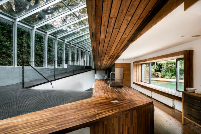 Η κουζίνα έχει ξύλο, πέτρα και γυαλί.