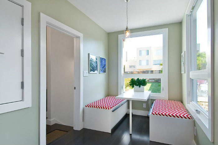 Μοντέρνα γωνία για πρωινό με δύο πάγκους και αναδιπλούμενο τραπέζι.