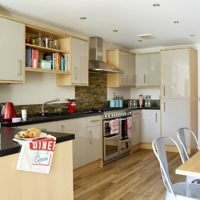 Κουζίνα σχήματος Π με γυαλιστερά ντουλάπια.