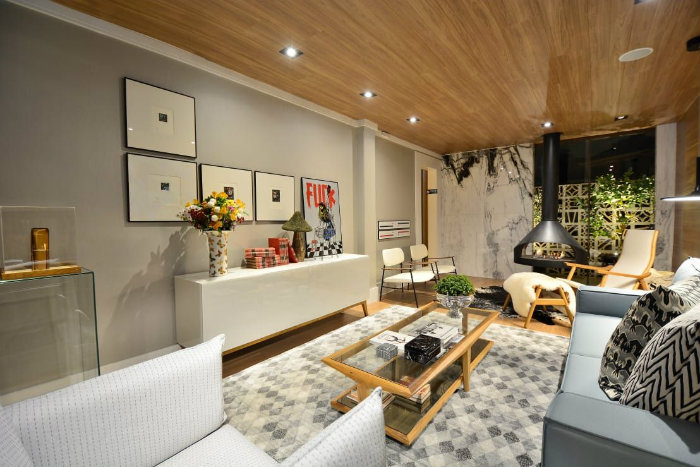 Χρήση κορνιζών για διακόσμηση.