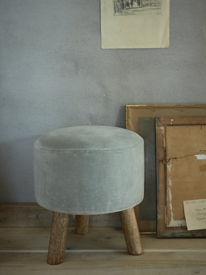 Τα βελούδινα σκαμπώ είναι στην διαδικασία της μαζικής παραγωγής. Ακόμα θα βρεις λίγα σχέδια, αλλά οι κατασκευαστές τα πιστεύουν.