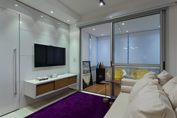 Σαλόνι με ζωντανά χρώματα.