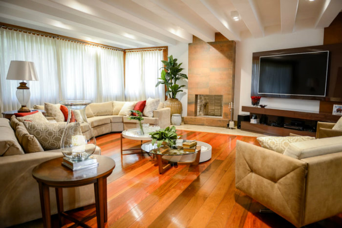 Ζεστό σπίτι με φυσικό και τεχνητό φωτισμό.