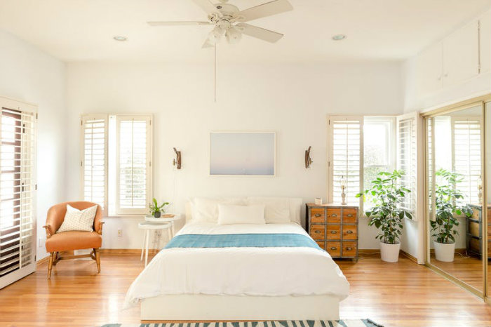 Λευκό ,καφέ, με μπλε και πράσινο υπνοδωμάτιο.