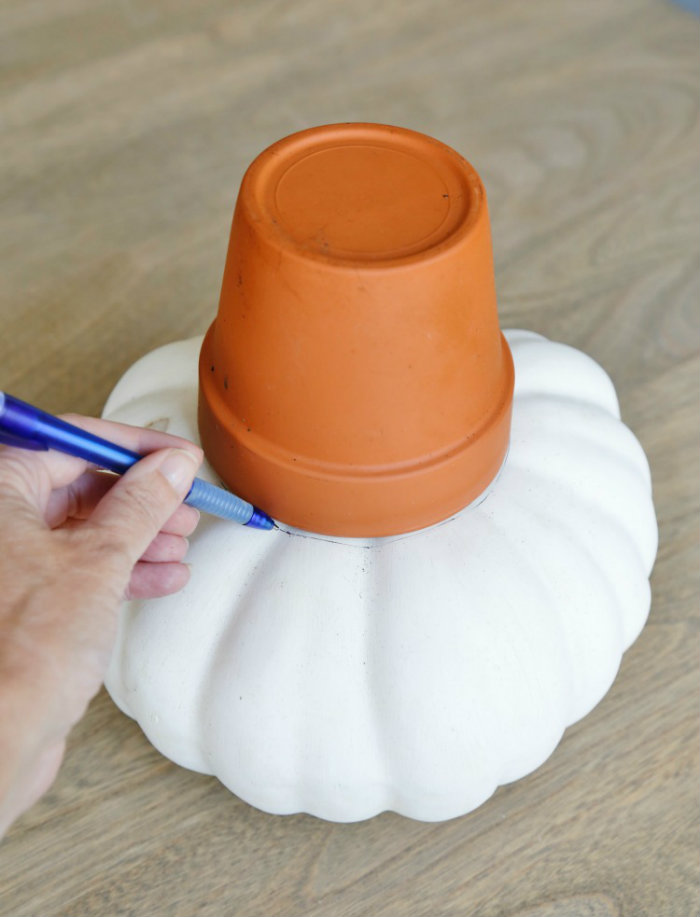 Έτσι σημαδεύεις το σημείο που θα κόψεις και βεβαιώνεσαι ότι το γλαστράκι θα χωράει.