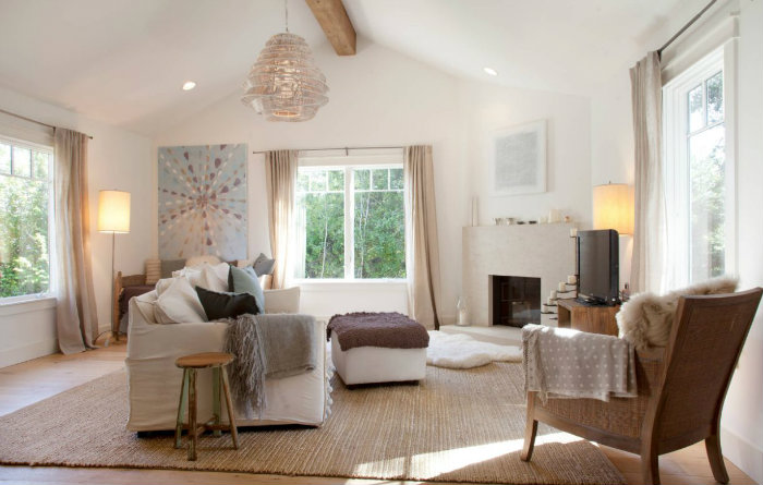 Ρομαντικό δωμάτιο με καμουφλαρισμένο τζάκι στην ίδια χρωματική παλέτα.