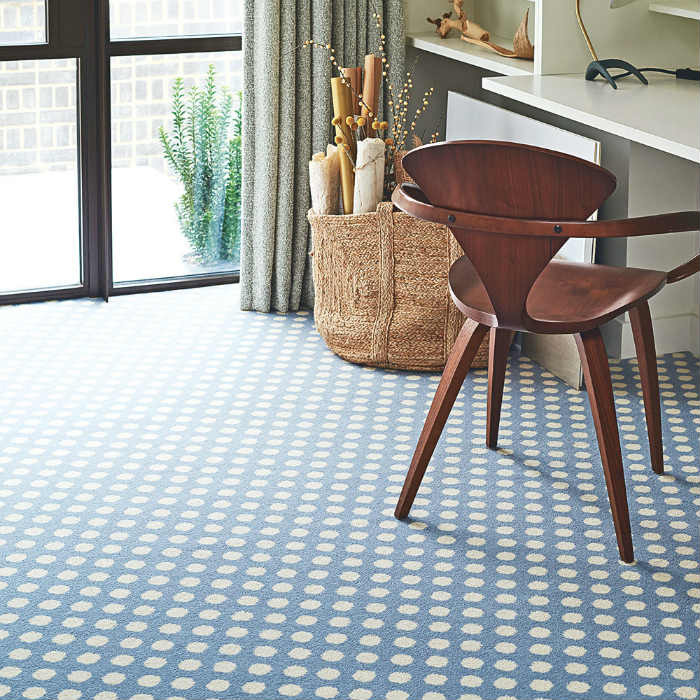 Το πουά μπορεί να χαρίσει ένα εξαιρετικό παιχνιδιάρικο ύφος σε μια μεγάλη γκάμα χώρων. Αρκεί να μην είναι πολύ σκούρο το χρώμα που πλεονάζει.