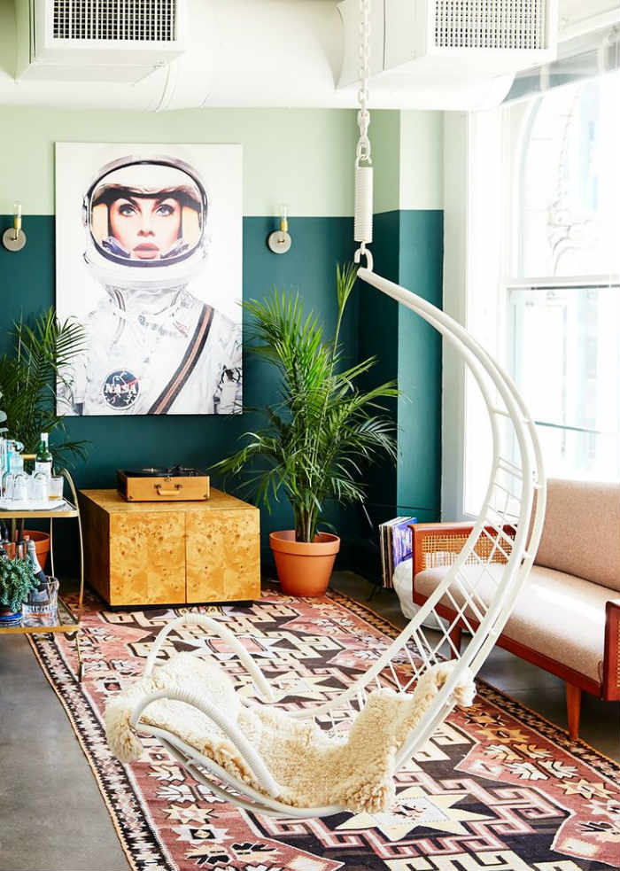 Με ένα τούρκικο χαλί αντίκα η Carlsson Young έκλεψε εύκολα την παράσταση!