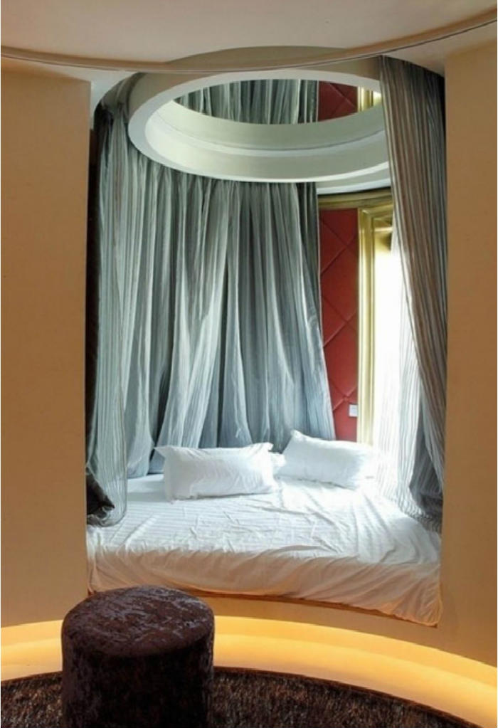 Ένα ολόκληρο κρεβάτι χώρεσε σε μια εσοχή, για έναν έξτρα χώρο ανάπαυσης.