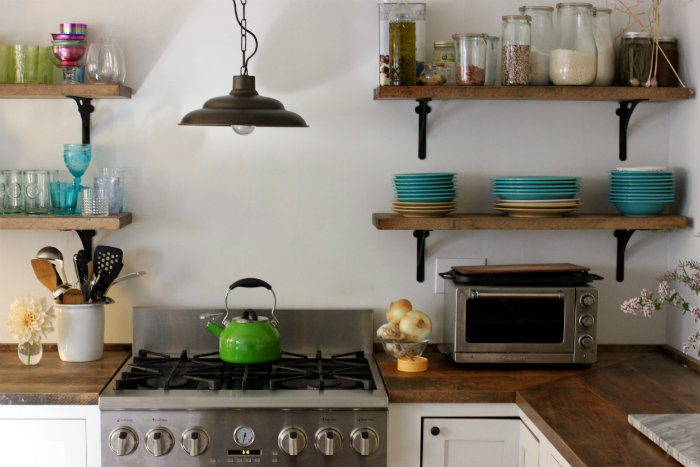 Κουζίνα με υπέροχα ράφια.