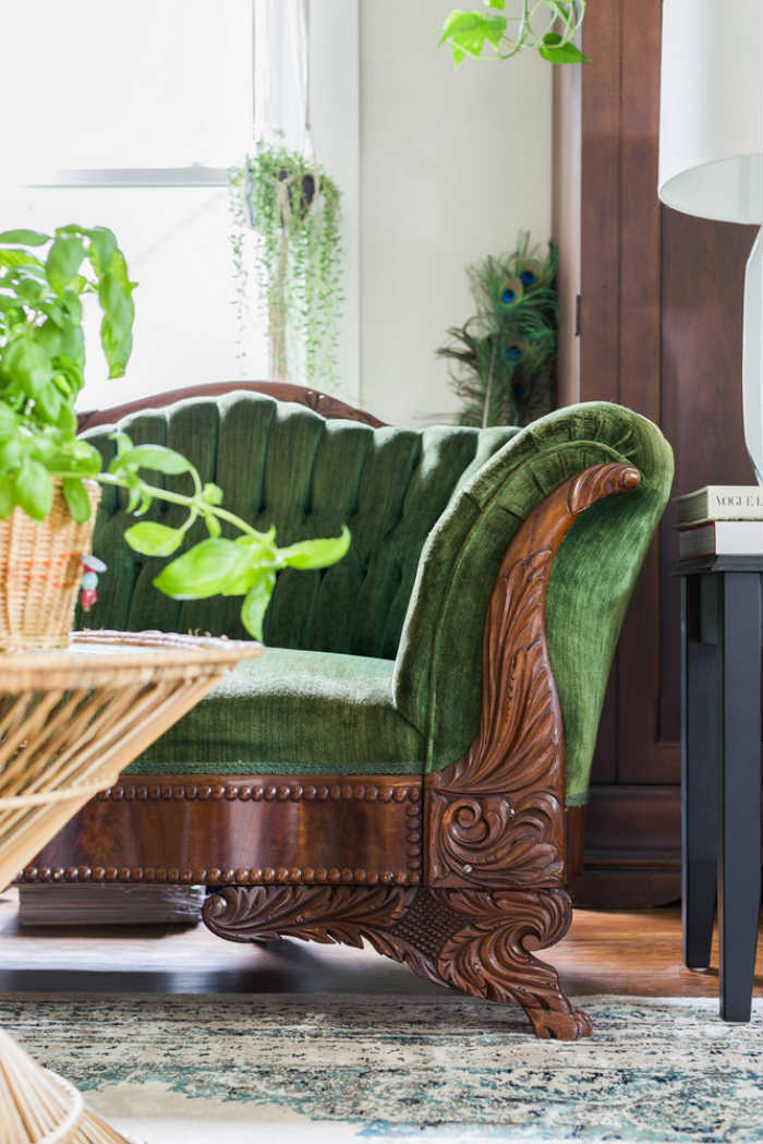 Ο καναπές άρεσε στο ζεύγος από την πρώτη στιγμή, αλλά δεν τους άρεσε η τιμή. Ένα μήνα μετά έπεσε η τιμή του καναπέ και μαζί έπεσαν και οι αντιστάσεις!