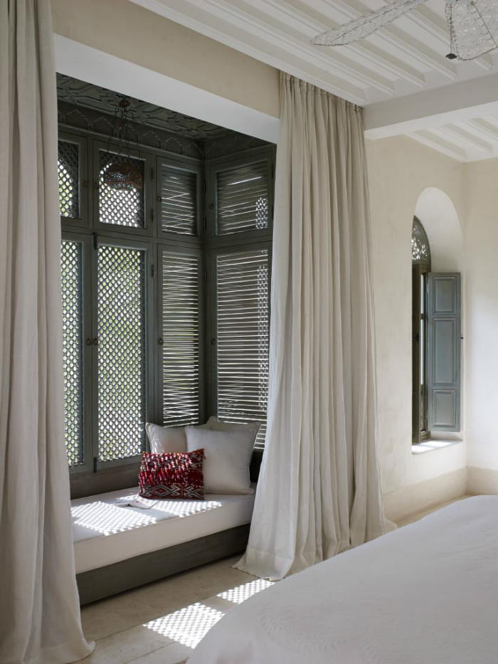 Κρεβάτι με κουρτίνες σε κρεμαστό μπαλκόνι!